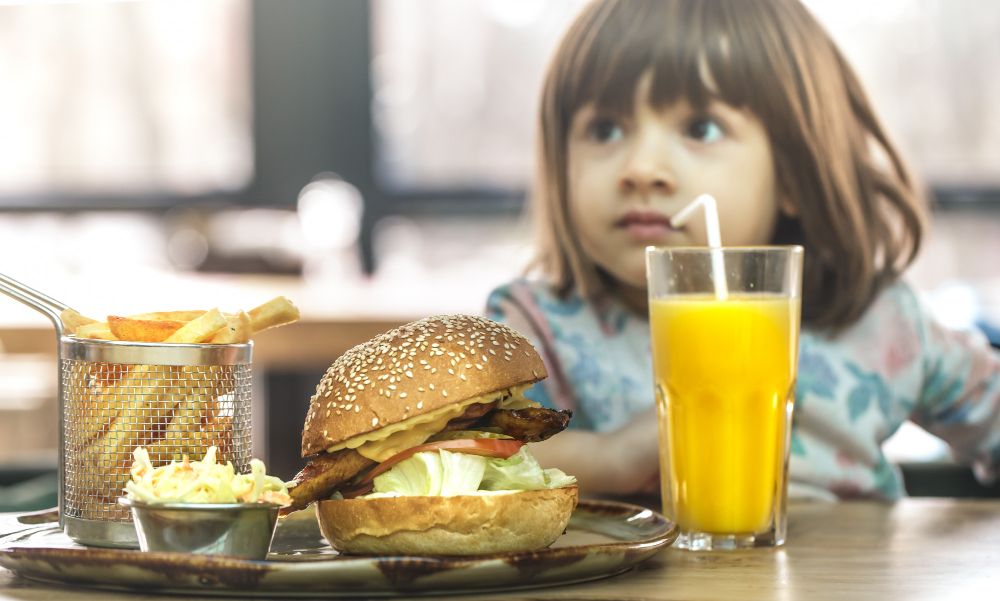 Orang tua sebaiknya menghindari memberikan lima jenis makanan ini untuk anak, karena bisa memicu hiperaktif dan masalah kesehatan lainnya.