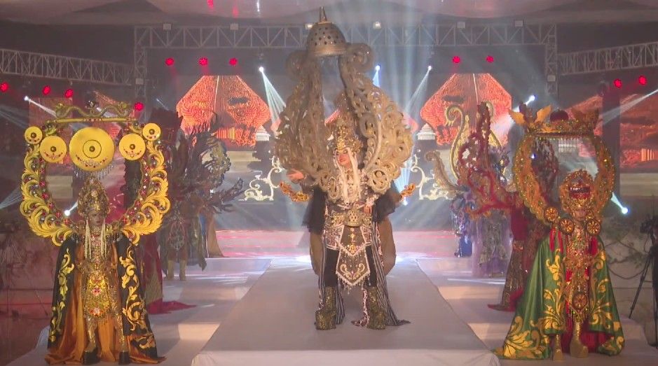Jember Fashion Carnaval dimulai pada Sabtu (20/11/2021) kemarin. Seperti apa penampilan kostum unik di acara tersebut?