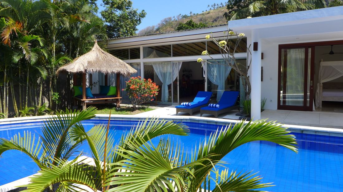 Kawan Puan mau menikmati hamparan luas Pantai Senggigi sembari staycation di vila? Simak, berikut rekomendasi tempatnya.
