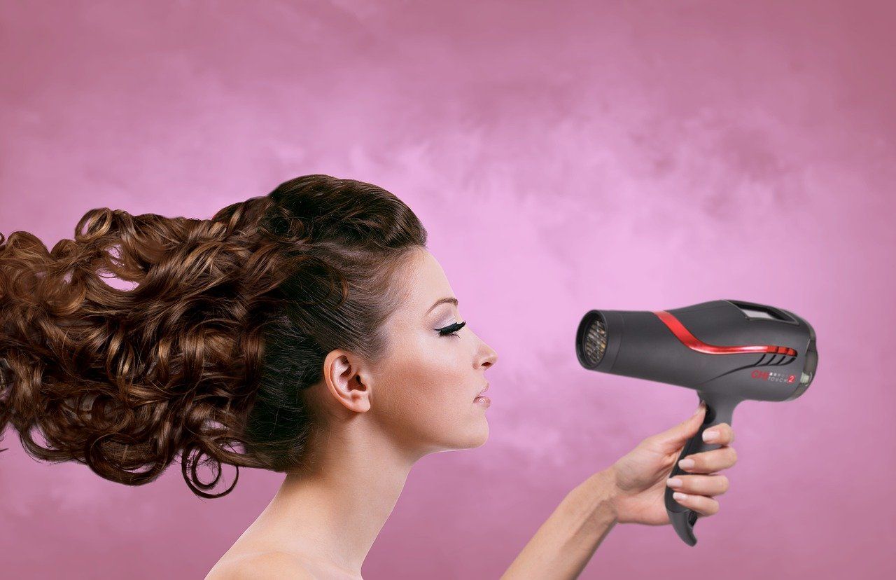 Sekarang kamu enggak perlu membayar mahal, karena kamu bisa nge-blow rambut dari rumah. Yuk, simak caranya.