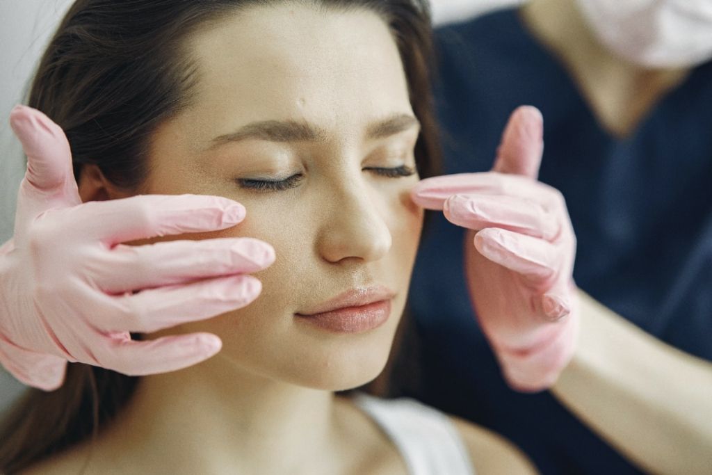 Untuk melakukan treatment chemical peeling , ada beberapa hal yang harus dipersiapkan untuk meminimalisir efek samping. Ada apa saja?