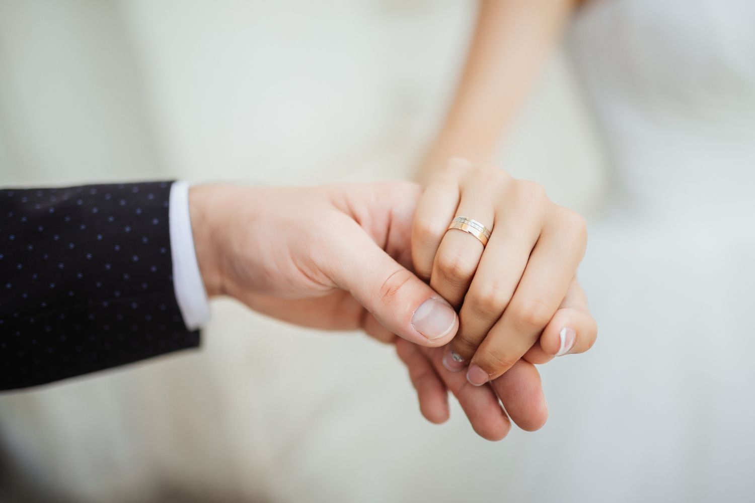 Sebelum perempuan menikah, penting untuk mengajukan beberapa pertanyaan penting pada pasangan dan mendiskusikannya. Apa saja?
