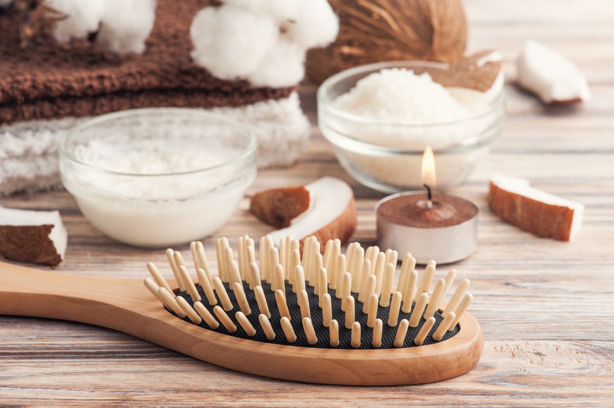 Ingin rambut keriting terjaga kelembapan dan kesehatannya? Coba buat kondisioner alami sendiri di rumah, yuk!