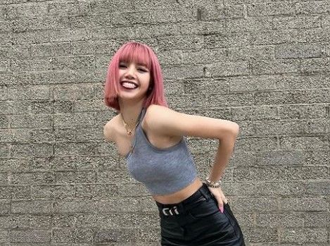 Lisa BLACKPINK, penyanyi sekaligus rapper dikonfirmasi positif Covid-19. Dalam pernyataan resminya, YG memberitahu kondisi para member. 