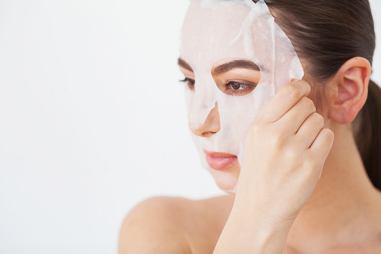 Penggunaan sheet mask menjadi tren skincare viral di TikTok. Kenali kesalahan dalam pemakaiannya yang perlu dihindari agar tak sia-sia!