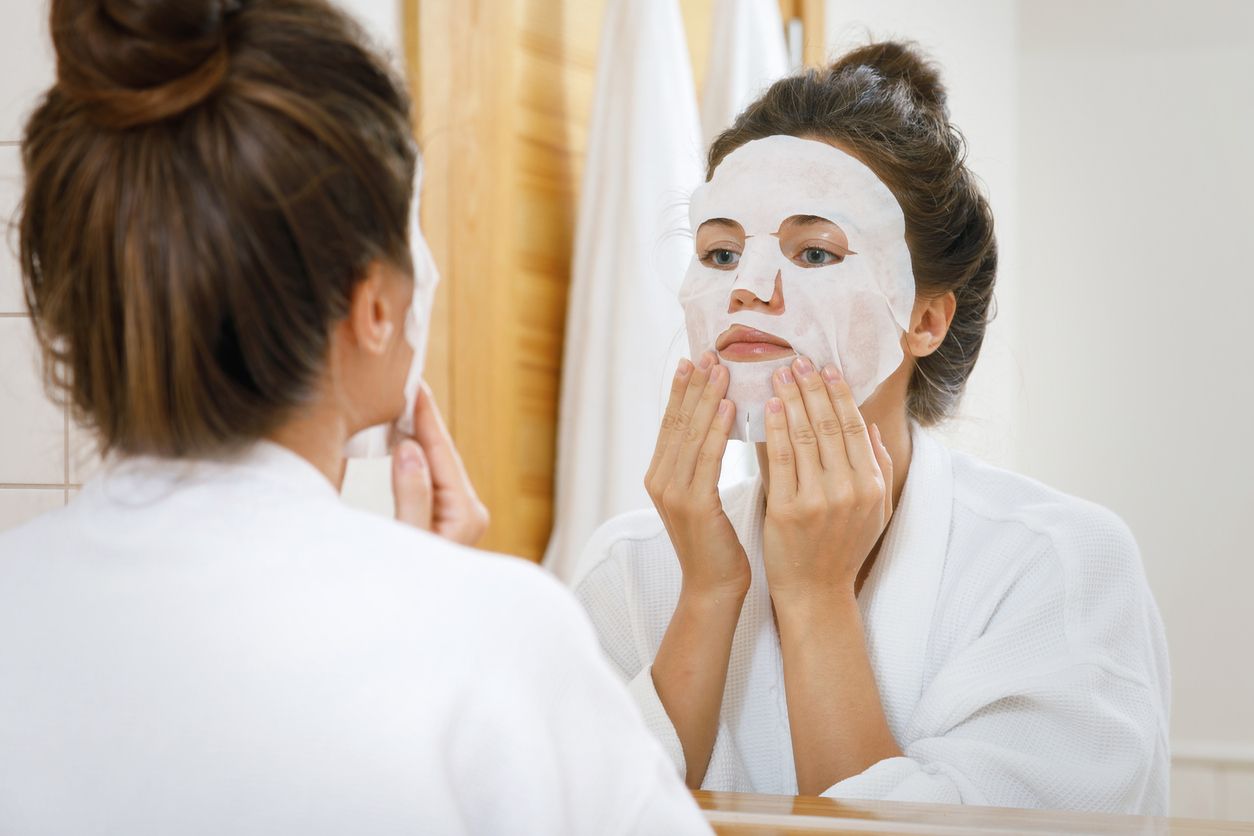 Beragam produk sheet mask jadi skincare viral di TikTok. Ini sederet sheet mask yang dapat menghilangkan bekas jerawat.