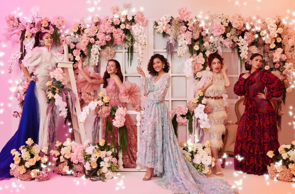 Gandeng rumah mode Barli Asmara dan fotograter Karina Yasmine, Disney Encanto hadirkan 5 gaun mewah untuk penggemar. Berikut ulasannya!