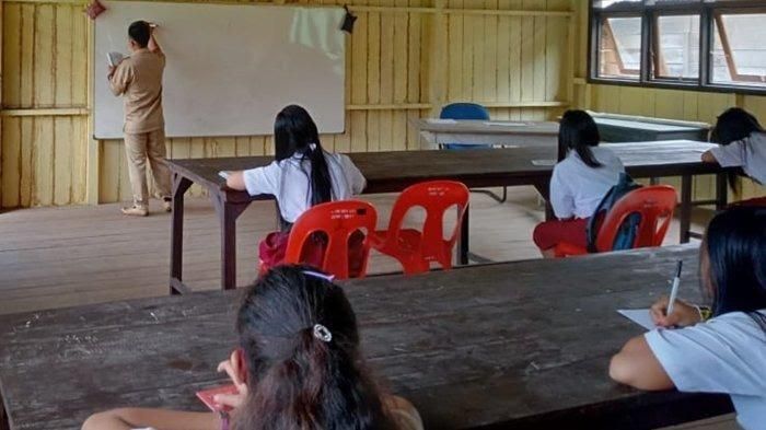 Beth Lun, seorang guru honorer asal Nunukan, Kalimantan Utara, tetap semangat mengajar demi anak-anak didiknya di tengah keterbatasan.