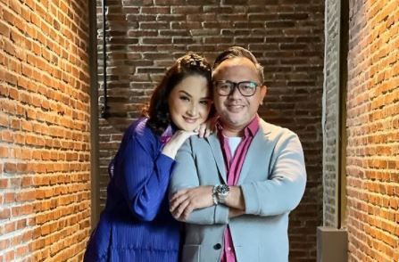 Selalu kompak, begini tips mengelola keuangan secara cerdas ala pasangan Mona Ratuliu dan Indra Brasco!