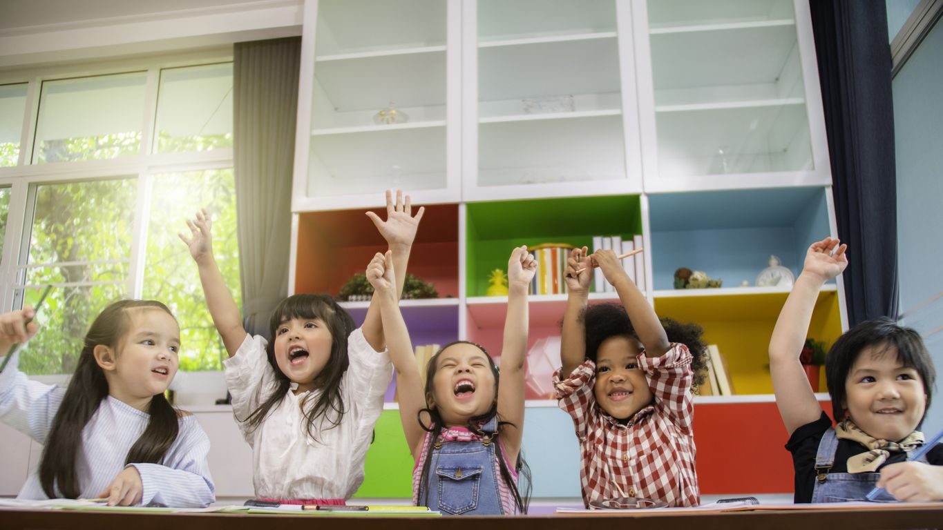Memperingati Hari Guru Nasional 2021, pentingnya mendidik anak sejak dini untuk melatih kemampuan dan keterampilannya dalam interaksi sosial.
