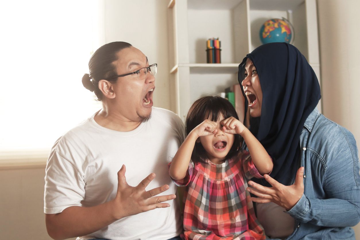 Keluarga toksik terjadi karena masalah hubungan, emosional, atau finansial yang tidak stabil. Simak, berikut tipe-tipe keluarga toksik!