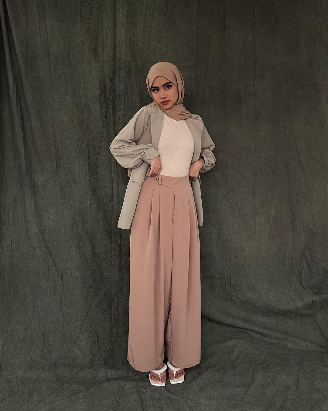 Dress code smart shop casual wanita hijab