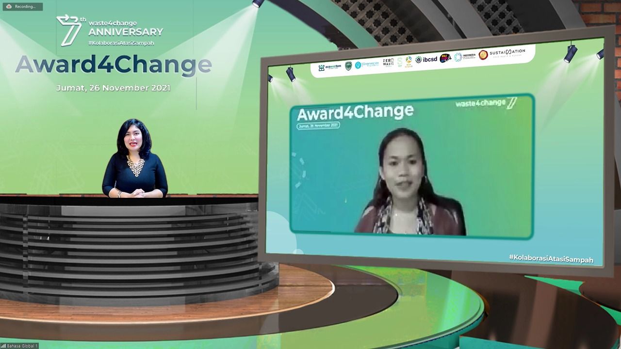 Waste4Change menggelar Award4Change dan memberikan penghargaan lifetime achievement untuk dua aktivis lingkungan ini