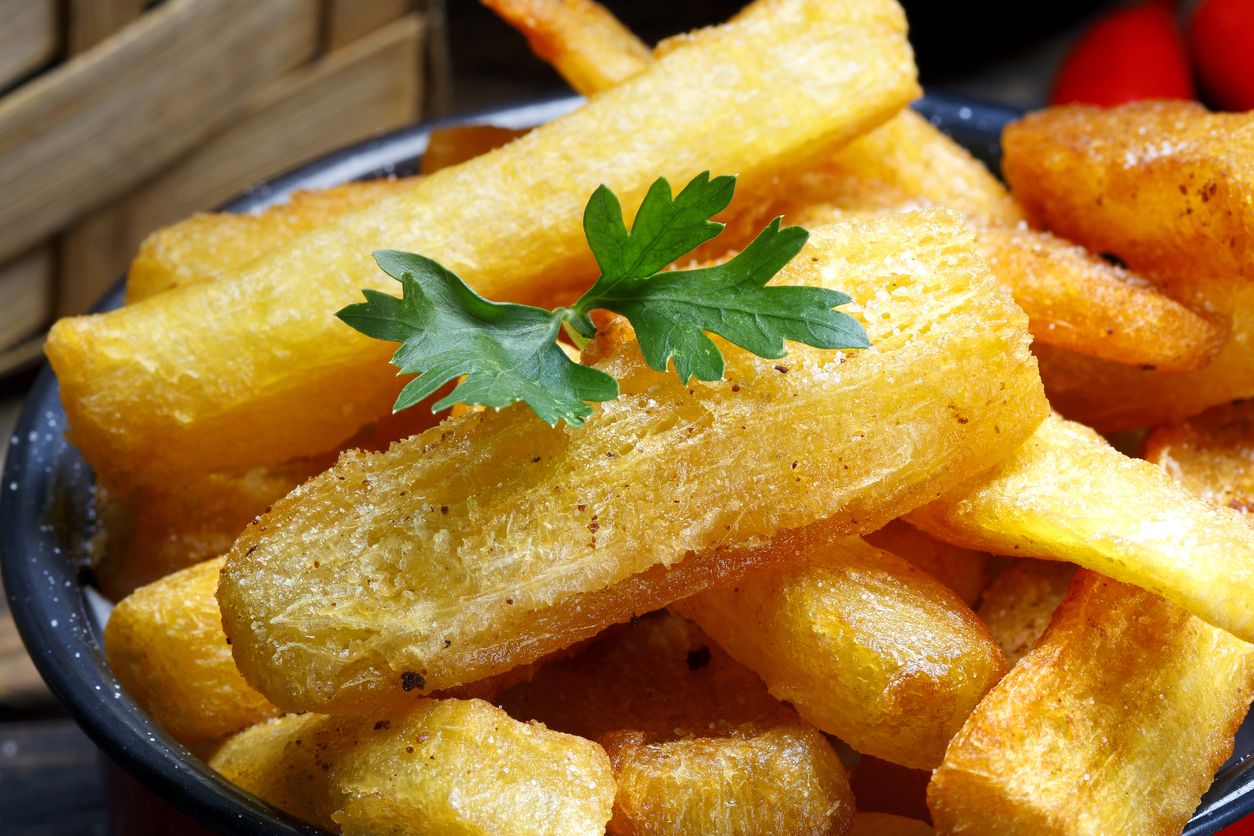 Singkong goreng sangat enak dinikmati sebagai camilan di sore hari. Yuk, ikuti tips memasak mudah singkong goreng empuk dan merekah ini.
