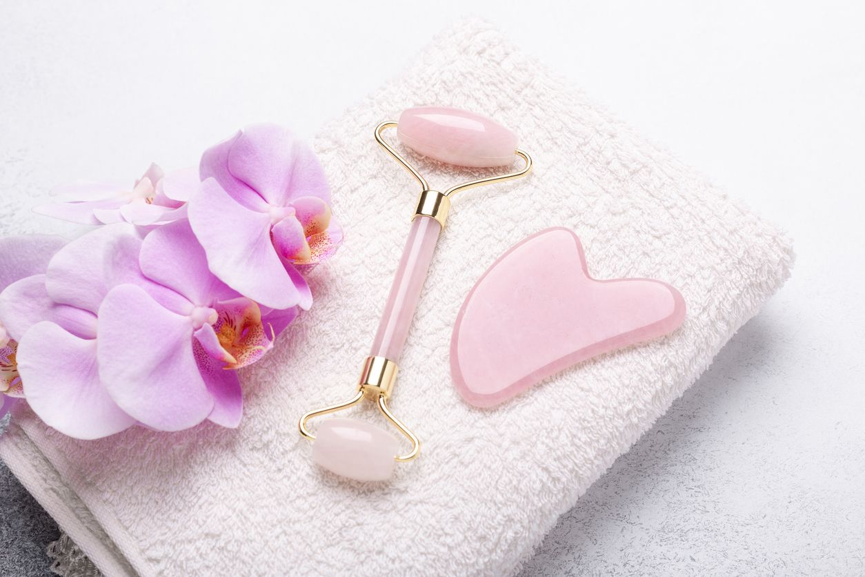 Popularitas jade roller sering disalahgunakan, bahkan tak sedikit yang memalsukannya. Yuk, kenali jade roller yang asli atau palsu berikut!