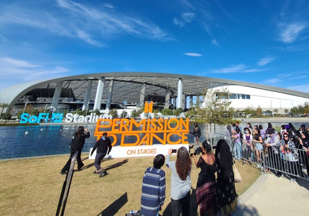 Jelang konser BTS, SoFi Stadium Los Angeles disulap jadi rumah bagi ARMY yang meriah, dari mulai stan merchandise hingga mesin photocard.