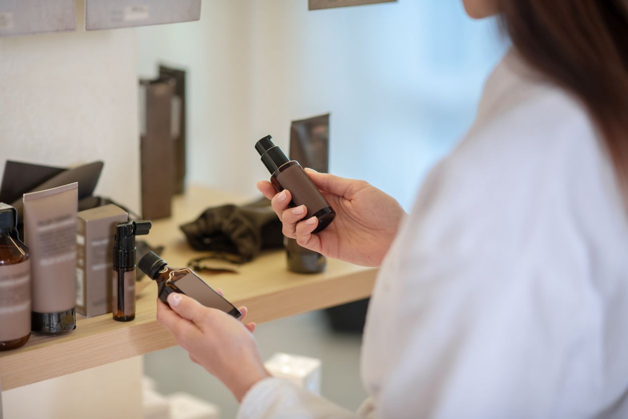 Bagi kulit berjerawat, memilih toner yang jadi skincare viral di TikTok perlu memerhatikan beberapa hal. Apa saja? 