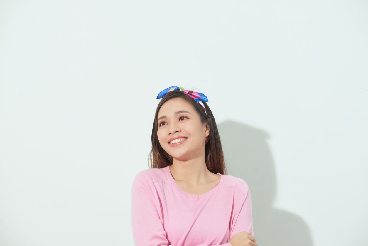Bicara soal fashion bukan hanya outfit, aksesori pun tak boleh terlewatkan. Yuk, intip lima aksesori rambut yang tren sepanjang tahun 2021.