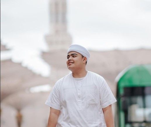 Ameer Azzikra, adik dari Alvin Faiz sekaligus putra dari Ustadz Arifin Ilham telah meninggal dunia pada hari ini, Senin (29/11/2021). 