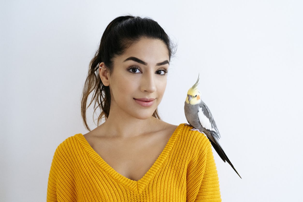 Memiliki bahu lebar seringkali membuat perempuan kurang merasa percaya diri. Untuk itu, yuk simak 5 tips fashion berikut ini!