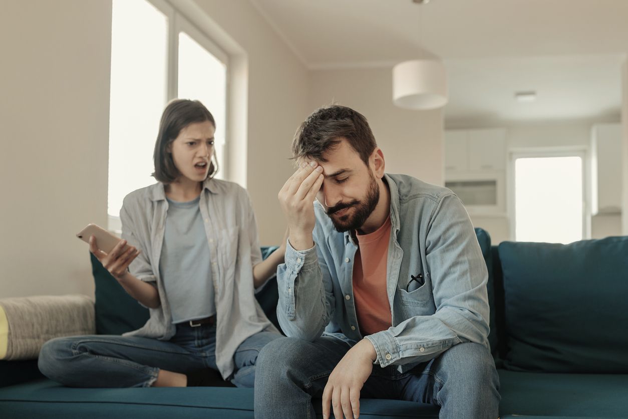 Jangan sepelekan, ternyata kebiasaan sehari-hari ini dapat merenggangkan hubunganmu dengan pasangan. Apa saja, ya?