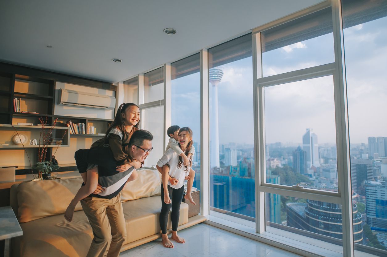 Staycation di hotel bersama anak saat pandemi Covid-19 perlu diperhatikan guna mencegah penularan virus dan menikmati liburan dengan optimal.