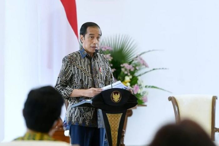 Presiden Joko Widodo  resmi hentikan aturan PPKM.
Meski begitu, Jokowi tetap minta masyarakat gunakan masker dan lakukan vaksinasi.