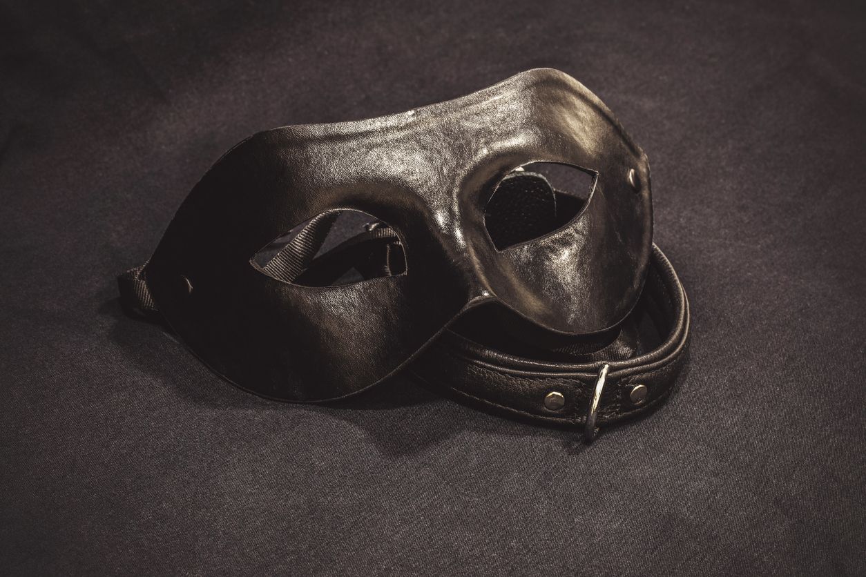Seseorang dengan fetish tertarik dengan benda mati atau bagian tubuh non-seksual. Kenali jenis-jenis fetish yang tidak lazim berikut.