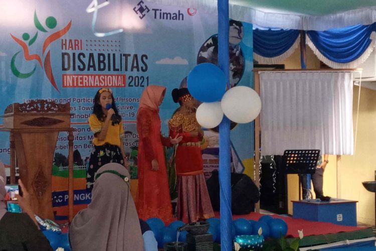 Seorang perempuan difabel bernama Oktria Vianti tampil memukau menyanyikan lagu A Million Dreams saat peringatan Hari Disabilitas Internasional.