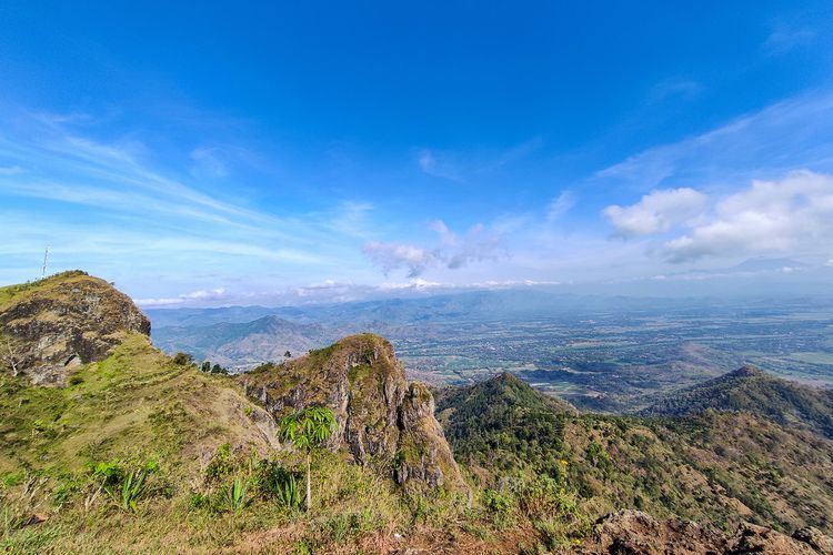 Berikut ini tips wisata ke Puncak Kuik di Ponorogo, Jawa Timur. Yuk simak ulasan berikut ini agar weekend-mu jadi lebih berwarna