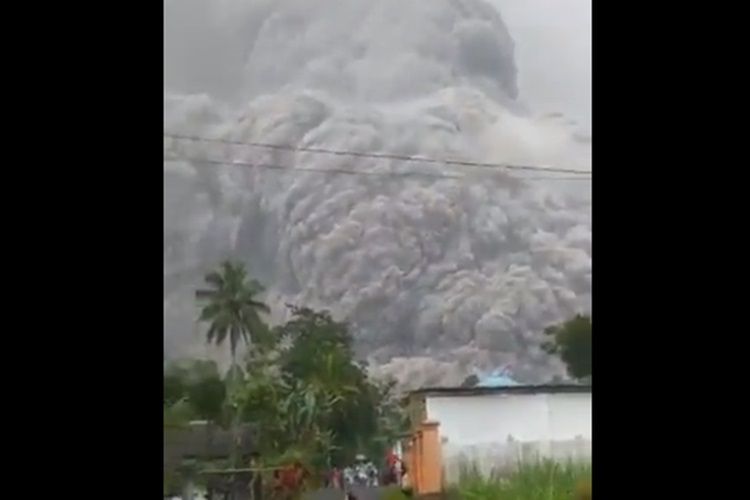 Gunung Semeru yang terletak di Jawa Timur mengalami erupsi pada hari Sabtu (4/12/2021). Sementara itu, dua kecamatan terdampak erupsi ini.