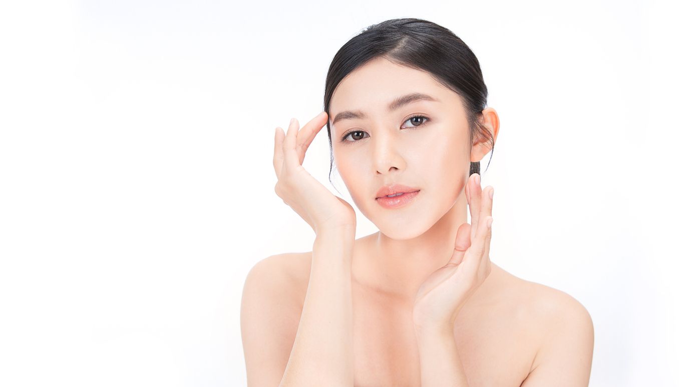 Tak hanya dewy skin, kini perempuan Negeri Ginseng tersebut tengah menyukai wajah glass skin. Ini 7 langkah mendapatkannya.