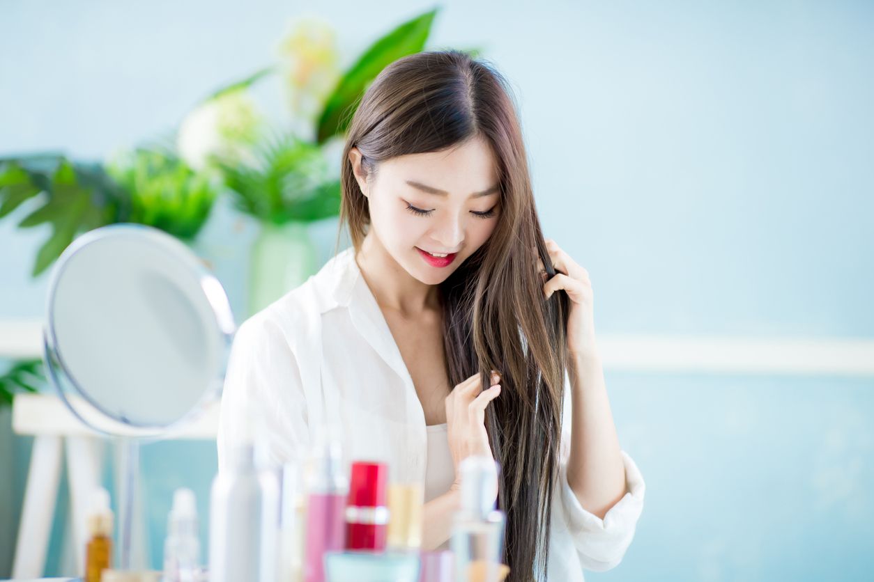  Saat membeli produk hair care, Kawan Puan pasti enggak asing sama istilah hair mask dan kondisioner kan? Yuk, cari tahu perbedaanya.