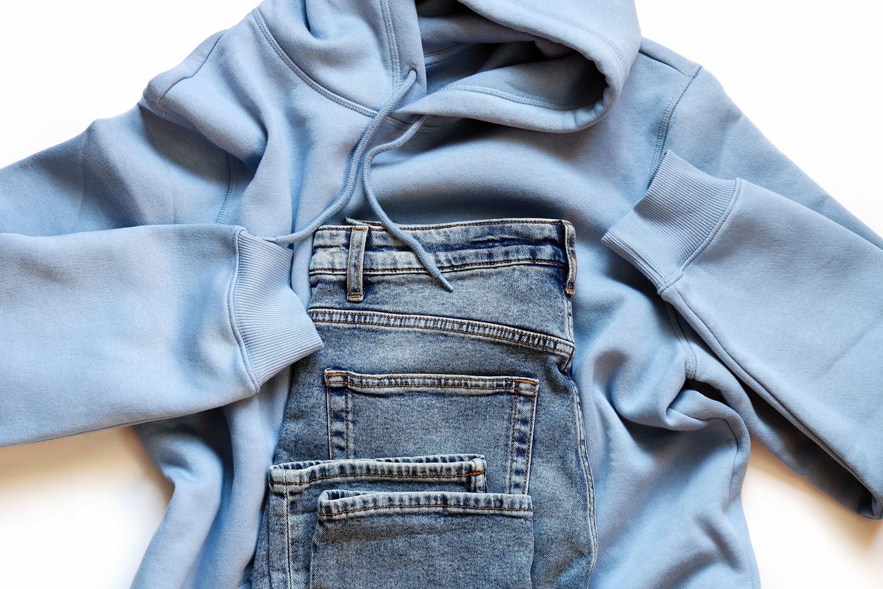 Ingin mencoba gaya streetwear? Ini sejumlah fashion item esensial yang harus kamu miliki untuk menunjang gayanya.