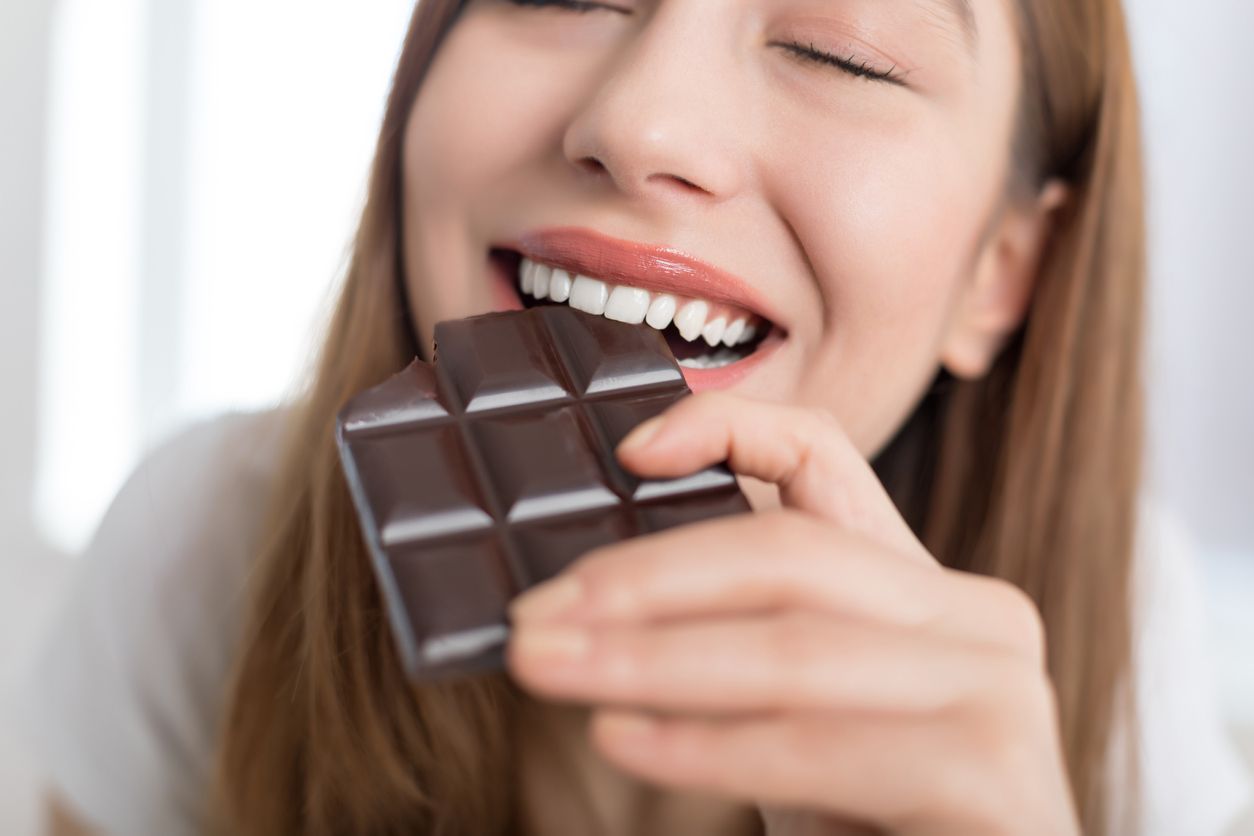 Rutin mengonsumsi cokelat hitam bermanfaat untuk kesehatan, mulai dari meredakan kram menstruasi hingga meningkatkan imunitas.