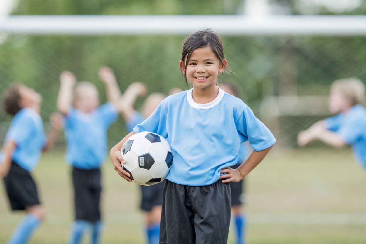 Sikap pecundang yang tidak mau menerima kekalahan secara sportif dapat memengaruhi mental si kecil. Simak, ini 5 cara ajarkan anak agar sportif.