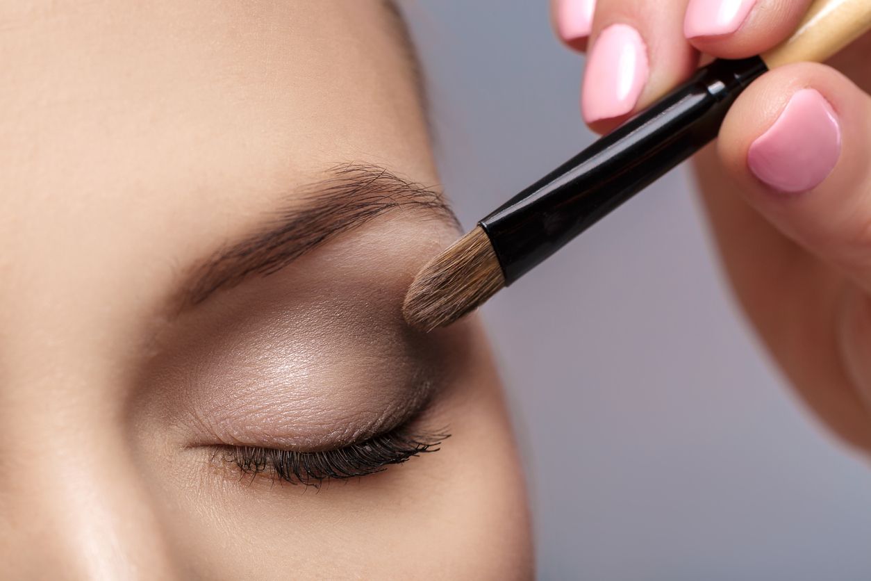 Tak perlu mahal-mahal. Kamu juga bisa mendapatkan eyeshadow palette dengan harga kurang dari Rp 50 ribu saja. Ini rekomendasinya.
