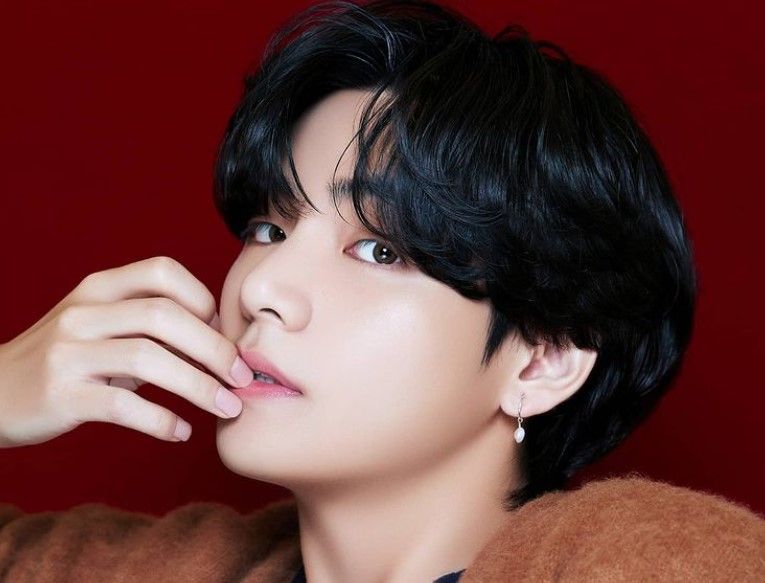 Baru saja punya akun pribadi, V BTS berhasil pecahkan rekor pengikut dan likes terbanyak di Instagram.