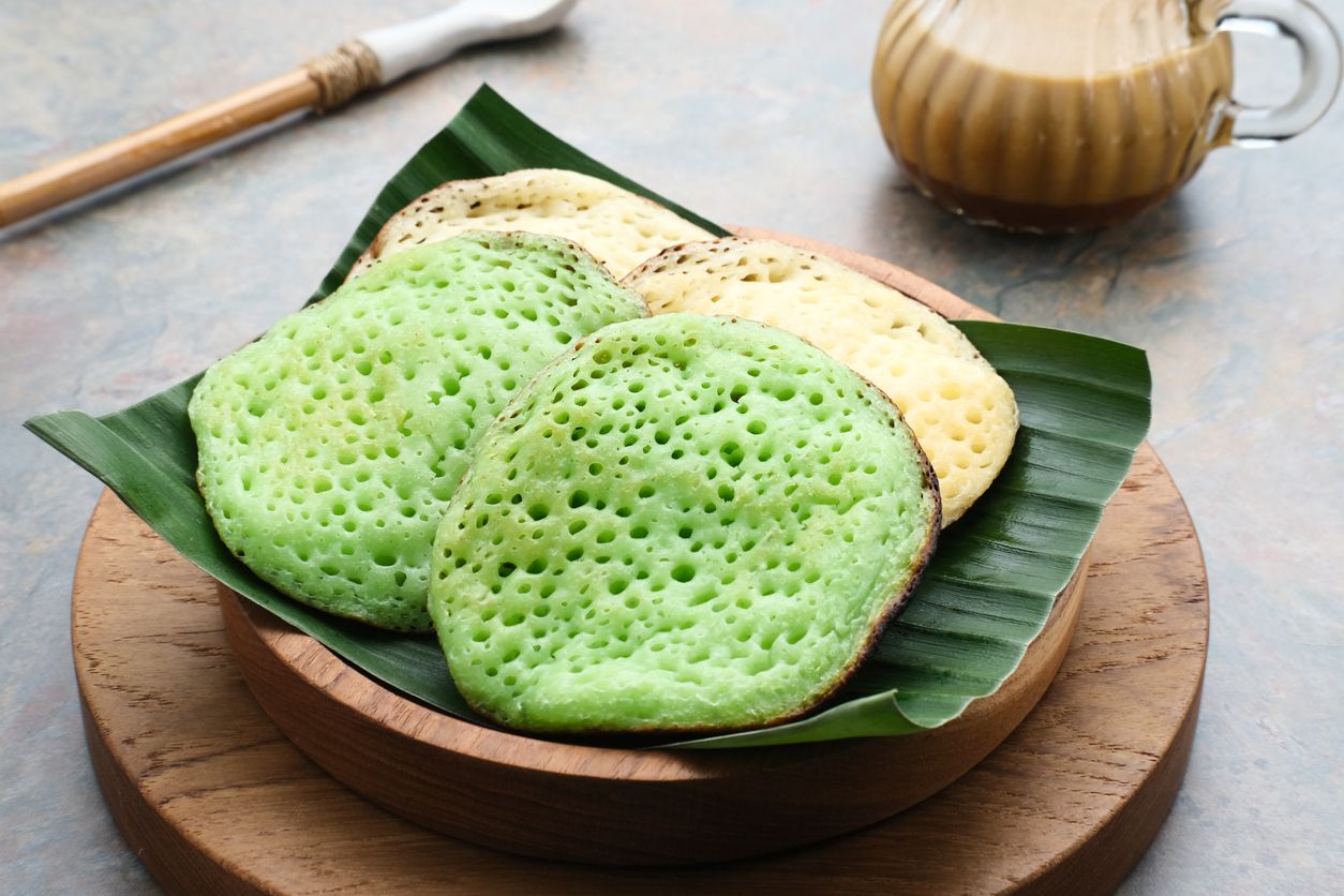 Serabi bersarang yang lezat dengan topping gula kelapa, siap menggugah selera Anda dengan tekstur bersarang yang khas