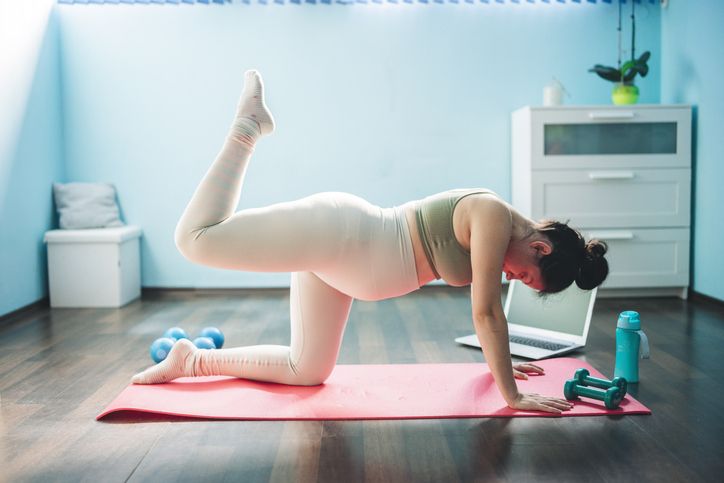 Apa saja gerakan olahraga untuk perempuan menyambut persalinan normal? Untuk lebih lengkapnya, berikut olahraga yang dapat dilakukan.