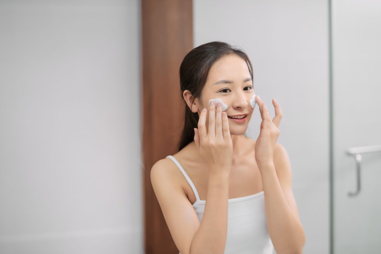 Kondisi kulit kombinasi membutuh perawatan khusus, terlebih dalam memilih produk skincare viral di TikTok. Simak ini 5 cara tepat merawatnya!