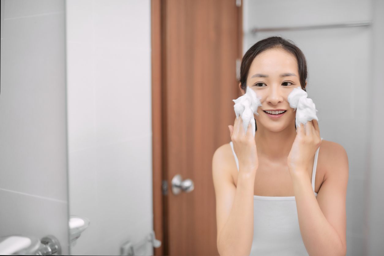 Terdapat 4 rekomendasi moisturizer yang jadi skincare viral di TikTok cocok untuk kulit kombinasi. Apa saja? Salah satunya dari brand lokal!