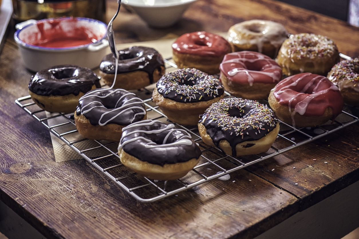 Viral donat cair milik Pinkan Mambo, berikut ini tips berjualan donat biar laris dan banyak pembeli.