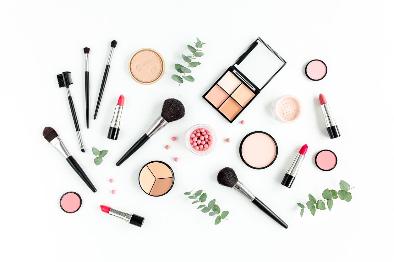 Rekomendasi makeup pemula ini bisa kamu beli melalui Shopee. Serta dapatkan juga penawaran menarik dan diskon ongkir di momen 12.12 nanti!