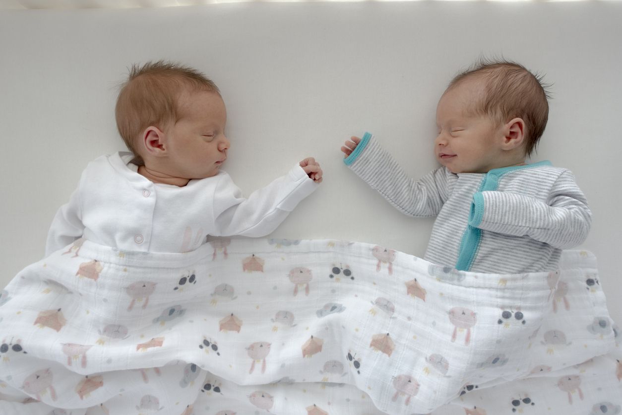 Bayi baru lahir belum merasakan siang dan malam. Oleh sebab itu, jadwal tidurnya masih belum teratur dan lebih lama.