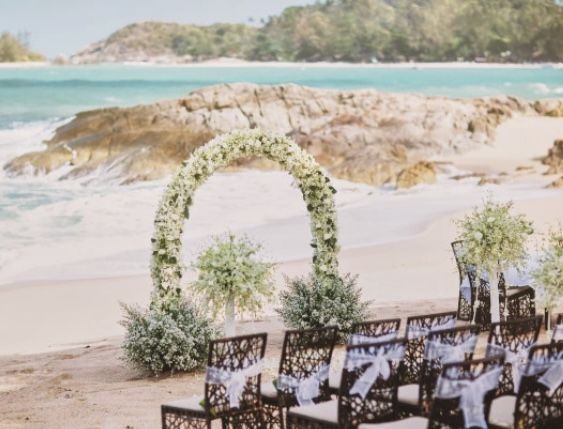 Berikut ini elemen dekorasi untuk intimate wedding di tepi pantai. Kira-kira apa saja elemen tersebut?