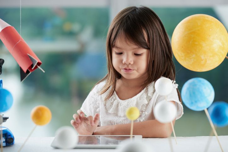 Persiapan sekolah tatap muka, coba mulai mengajari minat anak pada ilmu pengetahuan. Berikut lima tips yang bisa dicoba oleh orang tua dan anak.