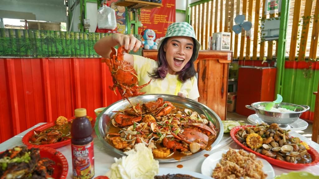 Untuk kedua kalinya, YouTuber Mgdalenaf bersama brand ini berkolaborasi untuk bantu bangkitkan UMKM kuliner dan kali ini di Pulau Sumatera.