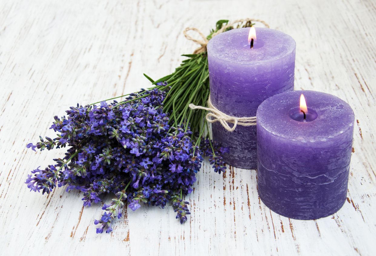 Untuk menghadirkan wangi alami di rumah, cobalah menyalakan lilin aromaterapi ya, Kawan Puan. Simak, ini lima rekomendasi lilin aromaterapinya.