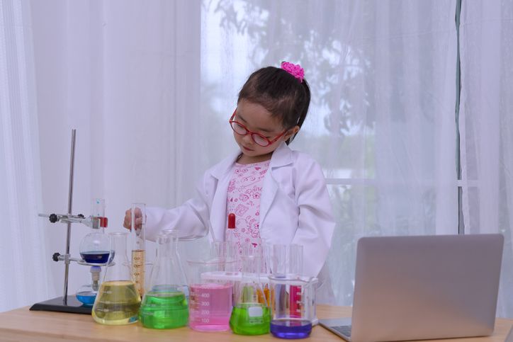 Persiapan sekolah tatap muka, orang tua dapat mencoba ide permainan edukasi sains untuk anak. Bisa mengasah kecerdasan anak lho!